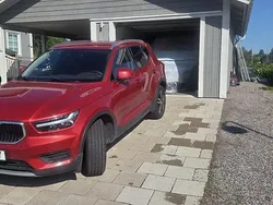 Röd Begagnad 2020 Volvo XC40 Momentum SUV | 229 000 kr (Marknadspris)