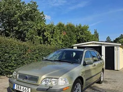 Brun Begagnad 2001 Volvo V40 Kombi | 23 999 kr (Marknadspris)