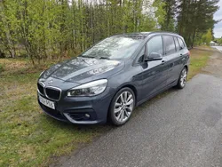 Grå Begagnad 2016 BMW 220 Minibuss | 199 000 kr