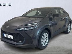 Mörkgrå Begagnad 2024 Toyota C-HR Active SUV | 329 900 kr (Marknadspris)