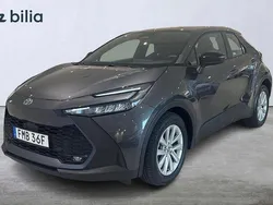 Mörkgrå Begagnad 2024 Toyota C-HR Active SUV | 329 900 kr (Marknadspris)