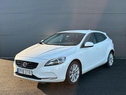 Vit Begagnad 2015 Volvo V40 Momentum Halvkombi | 154 900 kr (Marknadspris)