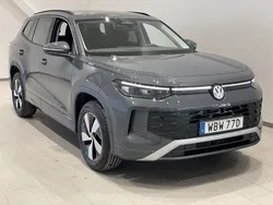 Grå (dolphin grey metallic) Ny 2025 VW Tayron Life SUV | 439 900 kr (Marknadspris)