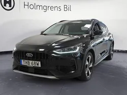 Svart Begagnad 2022 Ford Focus Active Halvkombi | 199 900 kr (Marknadspris)