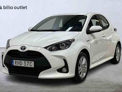Pure white (040) Begagnad 2021 Toyota Yaris Hybrid Active Halvkombi | 184 900 kr (Marknadspris)