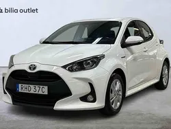 Pure white (040) Begagnad 2021 Toyota Yaris Hybrid Active Halvkombi | 184 900 kr (Marknadspris)