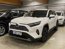 Vit Begagnad 2022 Toyota RAV4 Hybrid SUV | 389 900 kr (Bra pris)