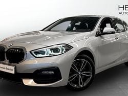 Silver Begagnad 2020 BMW 118 Sport Line Halvkombi | 206 700 kr (Marknadspris)