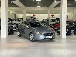 Grå Begagnad 2018 Volvo V40 Kinetic Kombi | 179 900 kr (Marknadspris)