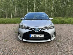 Silver Begagnad 2015 Toyota Yaris Hybrid Active Halvkombi | 90 000 kr
