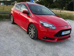 Röd Begagnad 2014 Ford Focus ST Halvkombi | 155 000 kr (Dyr)
