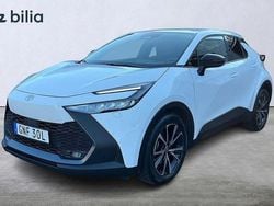 Vit Begagnad 2024 Toyota C-HR Style SUV | 419 900 kr (Marknadspris)