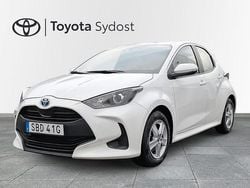 Vit Begagnad 2023 Toyota Yaris Hybrid Active Halvkombi | 215 000 kr (Marknadspris)