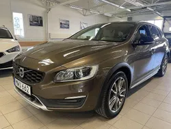 Brun Begagnad 2016 Volvo V60 CC Summum Kombi | 219 500 kr (Marknadspris)