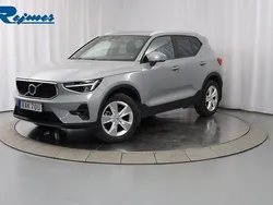 Grå Begagnad 2023 Volvo XC40 Core SUV | 349 900 kr (Marknadspris)