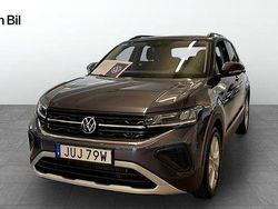 Grå (smokey grey metallic) Ny 2025 VW T-Cross Life SUV | 329 900 kr (Marknadspris)