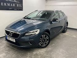 Mörkblå Begagnad 2017 Volvo V40 CC Kinetic Kombi | 169 900 kr (Marknadspris)