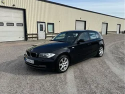 Svart Begagnad 2010 BMW 118 Halvkombi | 54 900 kr (Marknadspris)