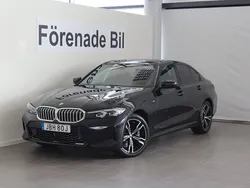 Svart (black sapphire metallic) Begagnad 2024 BMW 330e M Sport Sedan | 519 000 kr (Marknadspris)