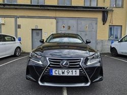 Svart Begagnad 2018 Lexus IS300h Sedan | 249 000 kr (Marknadspris)
