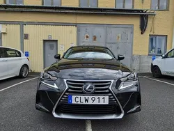 Svart Begagnad 2018 Lexus IS300h Sedan | 250 000 kr (Marknadspris)