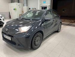 Svart Begagnad 2022 Toyota Aygo X SUV | 159 900 kr (Marknadspris)