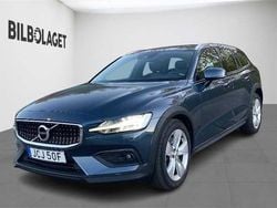 Mörkblå Begagnad 2019 Volvo V60 CC Kombi | 314 800 kr (Marknadspris)