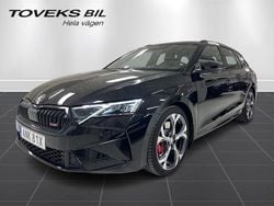 Svart (black magic pärleffekt) Begagnad 2025 Skoda Octavia RS Kombi | 419 900 kr