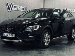 Svart Begagnad 2018 Volvo V60 CC Momentum Kombi | 194 900 kr (Superpris)