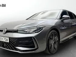 Mörkgrå (diabase grey metallic) Begagnad 2024 VW Passat R-line Kombi | 579 900 kr