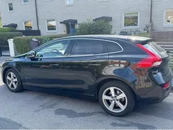 Svart Begagnad 2016 Volvo V40 Momentum Kombi | 139 000 kr (Marknadspris)