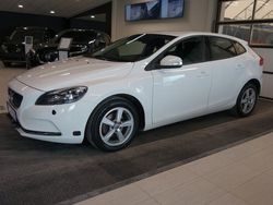Vit Begagnad 2017 Volvo V40 Kinetic Kombi | 139 000 kr (Marknadspris)