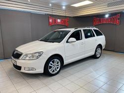 Vit Begagnad 2013 Skoda Octavia Elegance Kombi | 99 000 kr (Marknadspris)