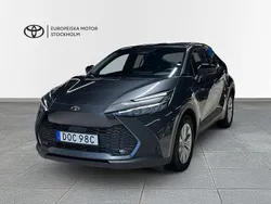 Mörkgrå (grå metallic) Ny 2024 Toyota C-HR Active SUV | 384 900 kr (Marknadspris)