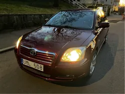 Röd Begagnad 2003 Toyota Avensis Sedan | 27 800 kr (Marknadspris)