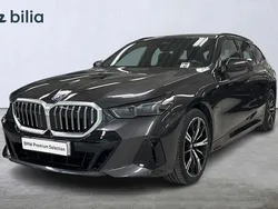 Grå Begagnad 2024 BMW 530e M Sport Kombi | 669 900 kr (Marknadspris)