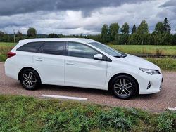 Vit Begagnad 2015 Toyota Auris Touring Sports Kombi | 67 000 kr (Marknadspris)