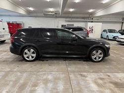 Svart Begagnad 2019 Volvo V60 CC Momentum Kombi | 269 000 kr (Dyr)