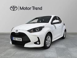 Vit Ny 2025 Toyota Yaris Hybrid Active Halvkombi | 244 900 kr (Bra pris)