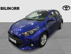 Mörkblå (blå) Begagnad 2021 Toyota Yaris Hybrid Active Halvkombi | 189 900 kr (Marknadspris)