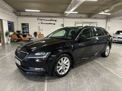 Svart Begagnad 2016 Skoda Superb Style Kombi | 144 900 kr (Marknadspris)
