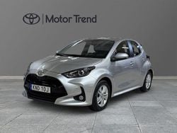 Vit Begagnad 2025 Toyota Yaris Hybrid Active Halvkombi | 244 900 kr (Marknadspris)