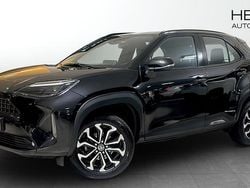 Svart (black) Begagnad 2023 Toyota Yaris Hybrid Active Halvkombi | 279 900 kr (Dyr)