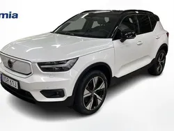Vit Begagnad 2022 Volvo XC40 Plus SUV | 359 900 kr