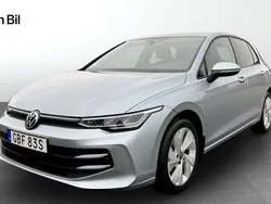 Silver Ny 2025 VW Golf VIII Life Halvkombi | 327 200 kr (Marknadspris)
