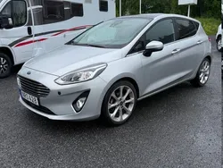 Grå Begagnad 2017 Ford Fiesta Titanium Halvkombi | 149 000 kr (Marknadspris)