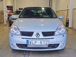 Ljusgrå Begagnad 2004 Renault Clio II Halvkombi | 19 900 kr (Marknadspris)