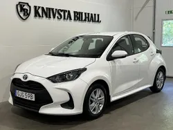 Vit Begagnad 2021 Toyota Yaris Hybrid Active Halvkombi | 198 800 kr (Marknadspris)