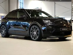 Svart Ny 2024 Porsche Macan 4 Electric SUV | 1 159 000 kr