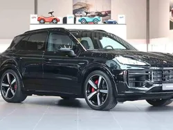 Svart Begagnad 2025 Porsche Cayenne S E-Hybrid SUV | 1 295 000 kr